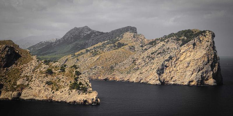 守护电力生命线：识别UPS电池热失控的早期信号与构建主动防护系统