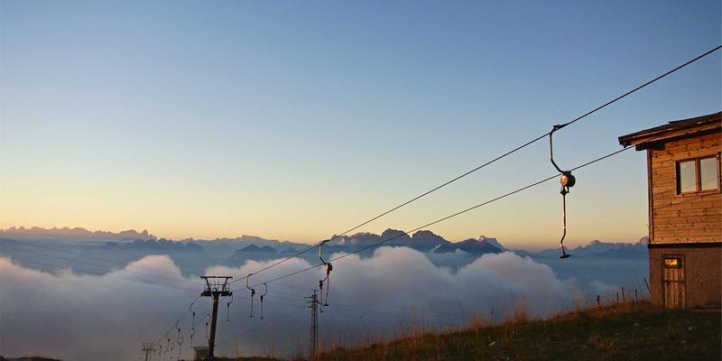 无惧风沙雨雪与酷暑严寒：户外恶劣环境下UPS电池的三大生存法则